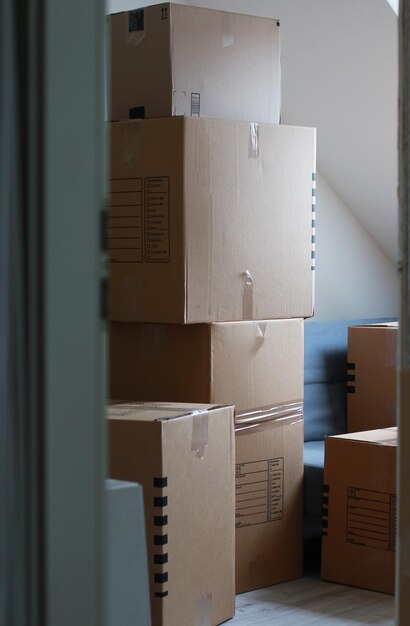 primer plano de cajas de cartón en movimiento en una habitación