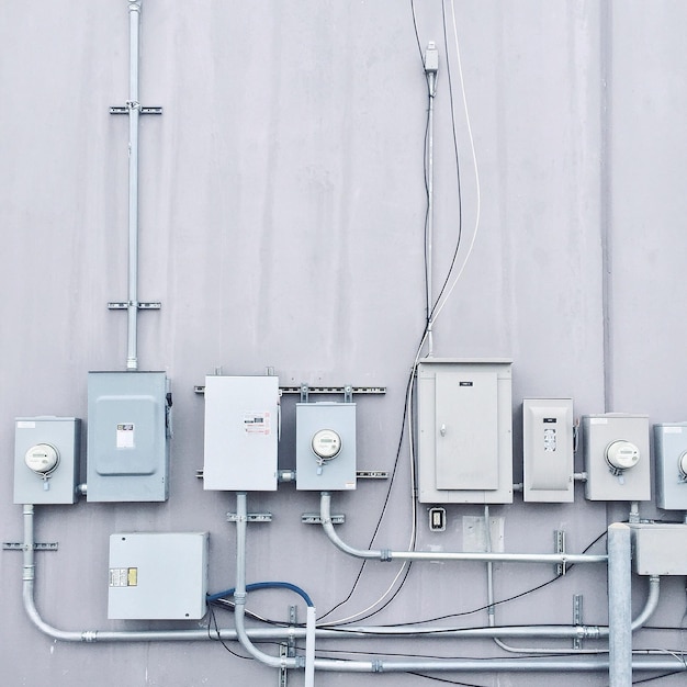 Primer plano de las cajas de contadores en la pared