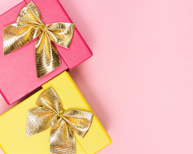 Foto primer plano de cajas de regalo de dos colores con lazos dorados copiar espacio