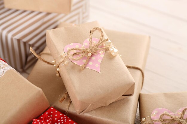 Primer plano de cajas de regalo hermoso. Concepto de San Valentín