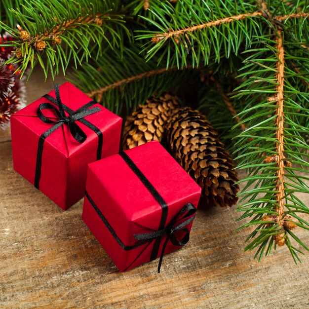 Foto primer plano de las cajas de regalos por el árbol de navidad