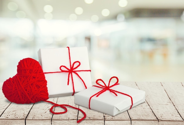 Primer plano de cajas de regalos para el día de San Valentín en el fondo