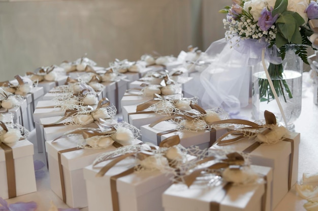 Foto primer plano de las cajas de regalos en la mesa