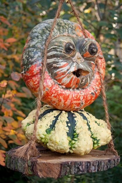 Primer plano de una calabaza en un columpio de madera durante Halloween