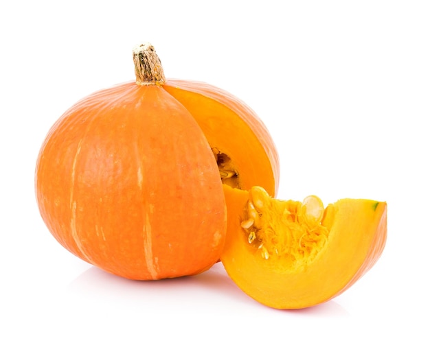 Primer plano de una calabaza contra un fondo blanco