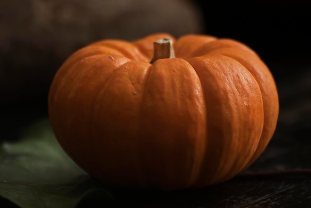 Primer plano de una calabaza en la mesa