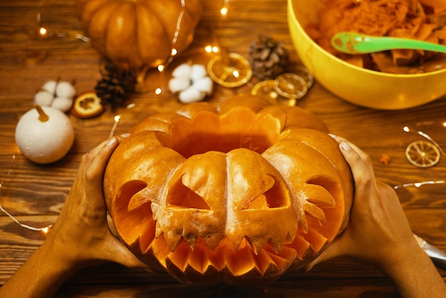 Primer plano de una calabaza en la mesa