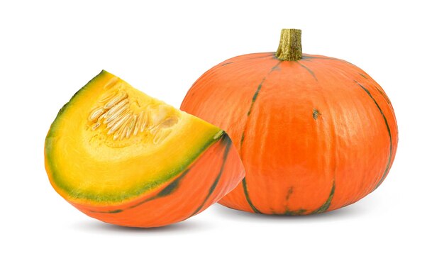 Primer plano de una calabaza naranja contra un fondo blanco