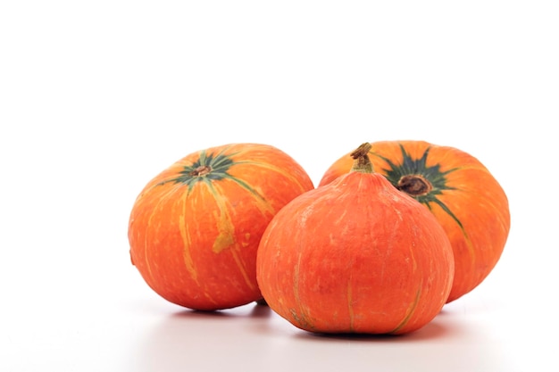 Primer plano de calabazas contra un fondo blanco