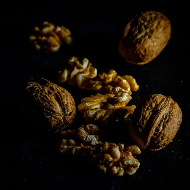 Foto primer plano de calabazas en la mesa contra un fondo negro