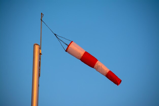 Primer plano de un calcetín winf bajo un cielo azul Rodada en el puerto de Alghero Cerdeña