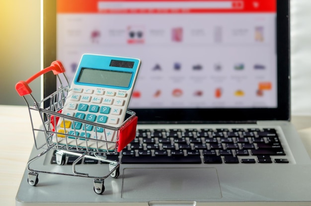 Primer plano de la calculadora en el carrito de compras en una computadora portátil