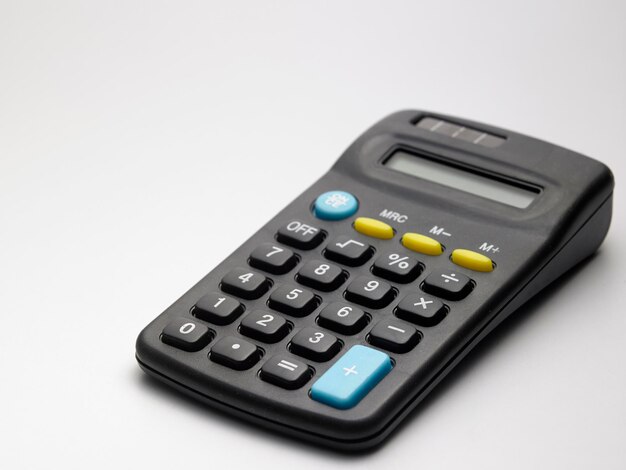 Primer plano de la calculadora contra un fondo blanco