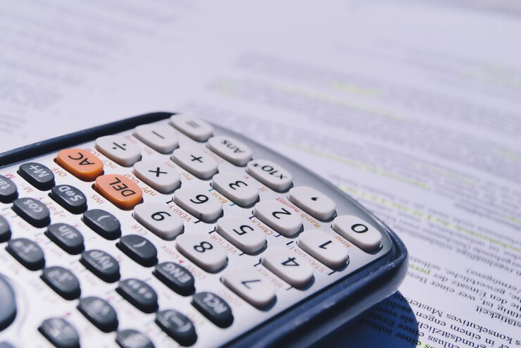 Foto primer plano de la calculadora en la mesa