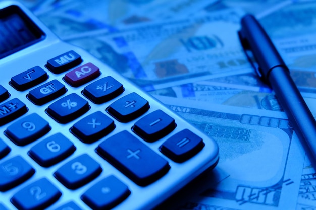 Primer plano de la calculadora en moneda