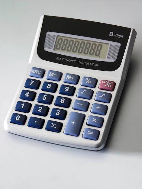 Primer plano de la calculadora sobre un fondo blanco