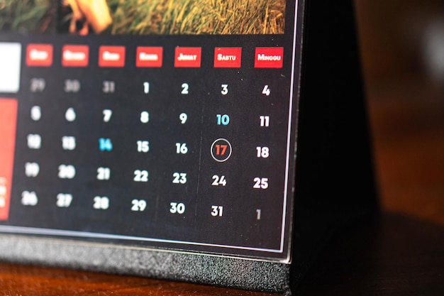 Primer plano del calendario de escritorio indonesio