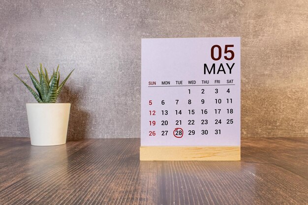 Foto un primer plano de un calendario perpetuo de madera que muestra el 28 de mayo.