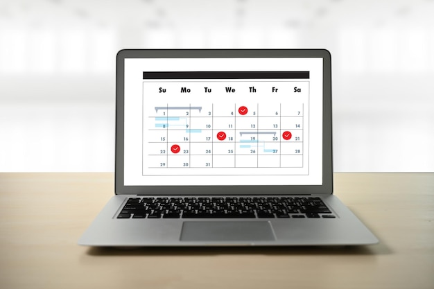 Primer plano del calendario en el portátil en la mesa