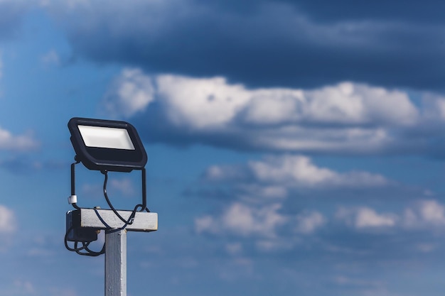 Primer plano de la calle proyector led en poste de hierro contra el cielo