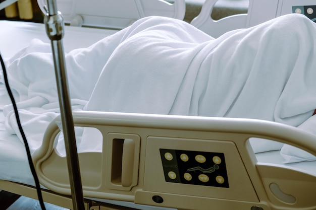 Foto un primer plano de la cama del paciente con pacientes de edad avanzada en el hospital