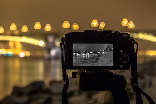 Foto primer plano de la cámara en la orilla del río durante la noche