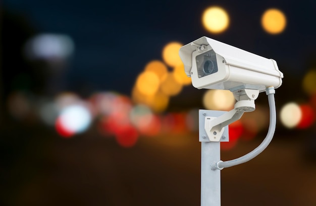 Primer plano de la cámara de seguridad contra luces iluminadas por la noche