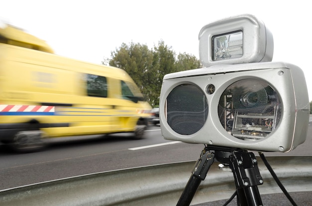 Foto primer plano de la cámara de velocidad por carretera