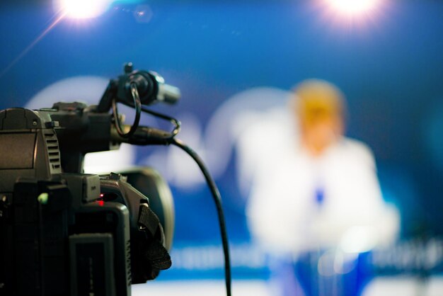 Foto primer plano de una cámara de video casera en el estudio