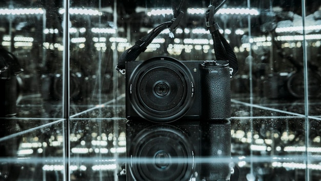 Foto primer plano de la cámara visto a través de una ventana de vidrio húmedo