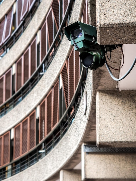 Primer plano de las cámaras de seguridad en el edificio