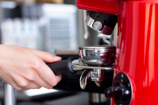 Primer plano de camarero profesional preparando café espresso