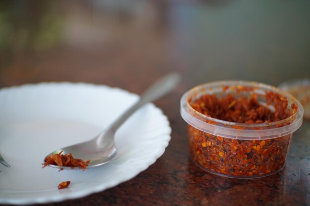 Foto primer plano de camarón seco picante en un recipiente sobre la mesa