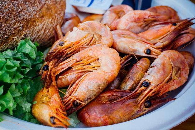Primer plano de camarones servidos en un plato sobre la mesa