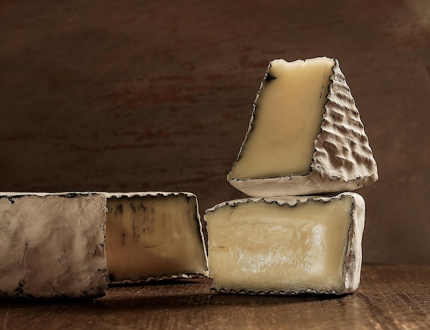 Primer plano de camembert en la mesa