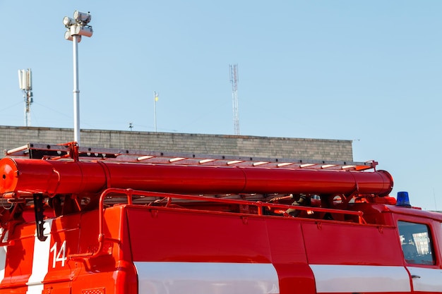 Primer plano del camión de bomberos municipal rojo