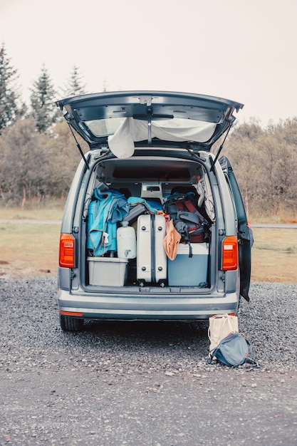 Primer plano de una camioneta llena de maletas y cosas de viaje por carretera listas para comenzar la ruta que viaja a través de Islandia Dormir al aire libre acampar y explorar conceptos Imagen de espacio de copia