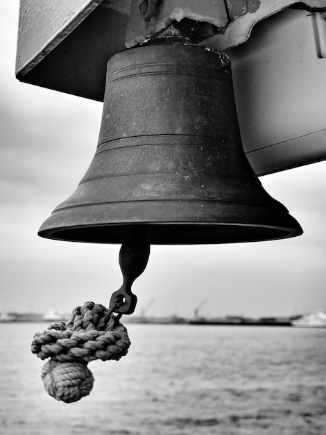 Primer plano de la campana de los barcos contra el cielo