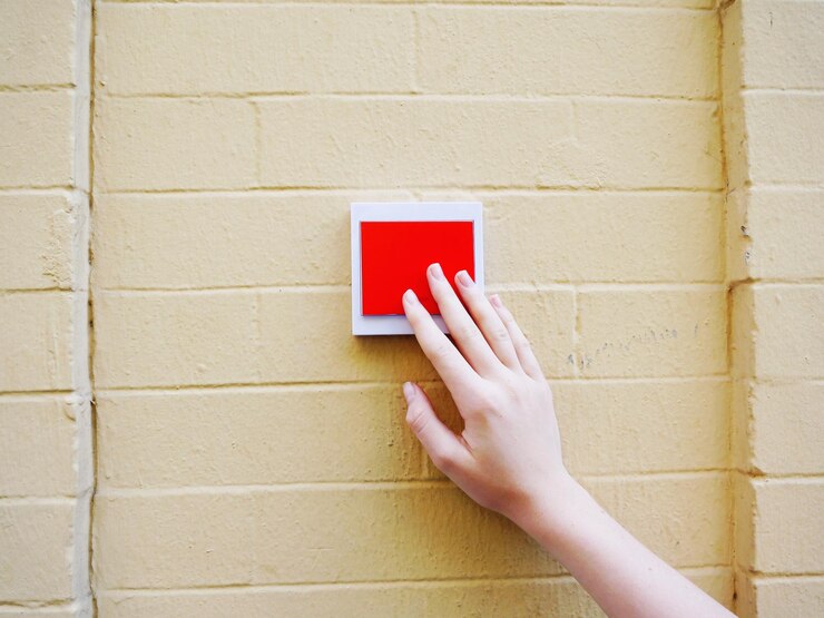 Foto primer plano de la campana de la puerta presionada a mano