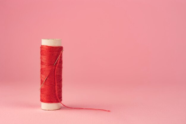 Foto primer plano de la campana roja en la mesa contra la pared