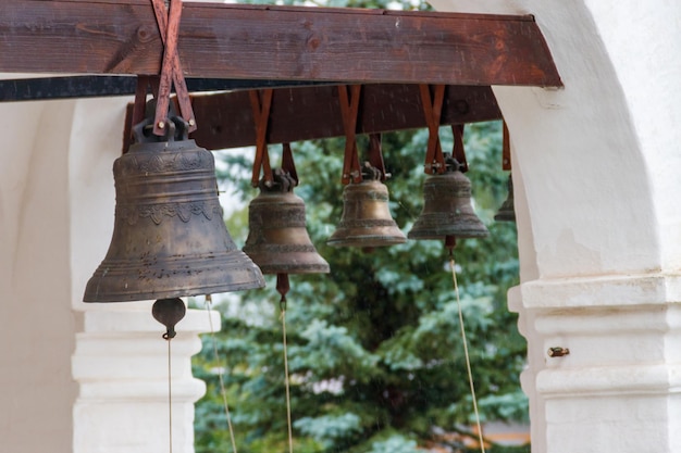 Primer plano de las campanas de la iglesia ortodoxa