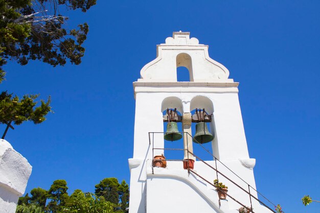 Primer plano de campanas vintage contra el cielo azul. Corfú. Grecia.