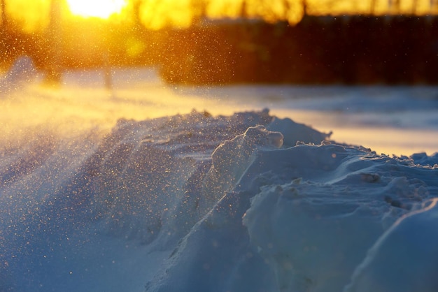 Primer plano de un campo cubierto de nieve durante la puesta del sol