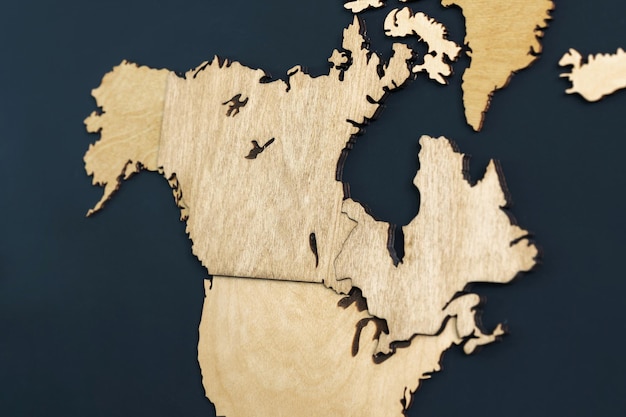 Primer plano de Canadá en un mapa de madera Mapa mundial compuesto para marcar para los viajeros