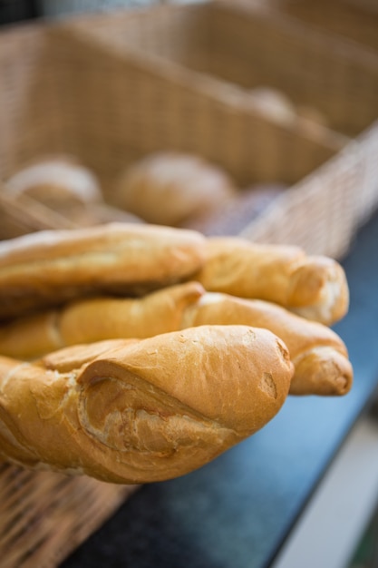 Primer plano de la canasta con baguettes rústicos