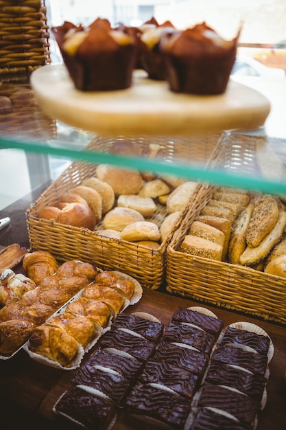 Primer plano de la canasta con pan fresco y repostería