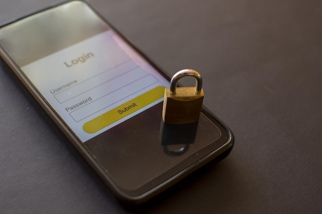 Primer plano de un candado de metal cerrado en la protección de datos personales del teléfono inteligente moderno Seguridad