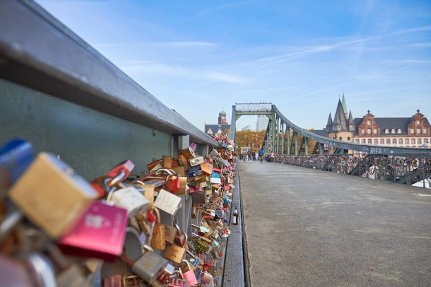 Primer plano de los candados en el puente de hierro en Frankfurt