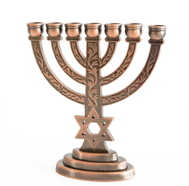 Primer plano de un candelabro contra un fondo blanco