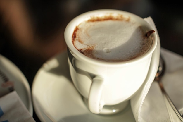 Primer plano del capuchino en la mesa